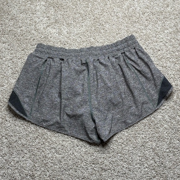 Lululemon Hotty Hot Short II *2.5" - Picture 2 of 4